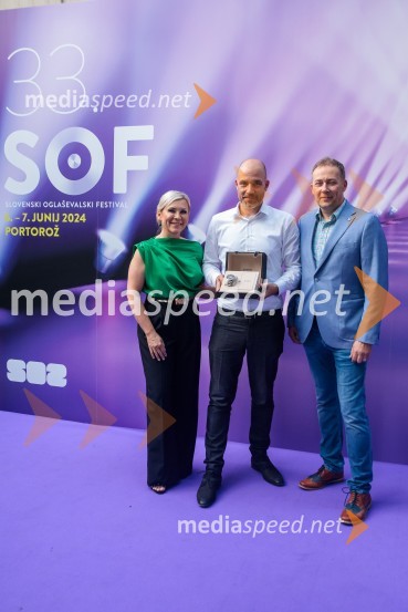  Mojca Briščik, direktorica SOZ (Slovenska oglaševalska zbornica);  Andrej Krajner, direktor komunikacij, NLB;  Bruno  Sedevčič, Slowatch33. SOF, podelitev nagrad