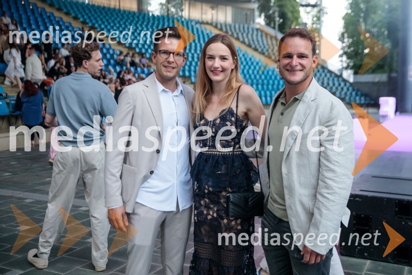  Jakob Cvetko, član protokola;  ... ;  Tim  Mastnak, deskar na snegu 33. SOF, podelitev nagrad