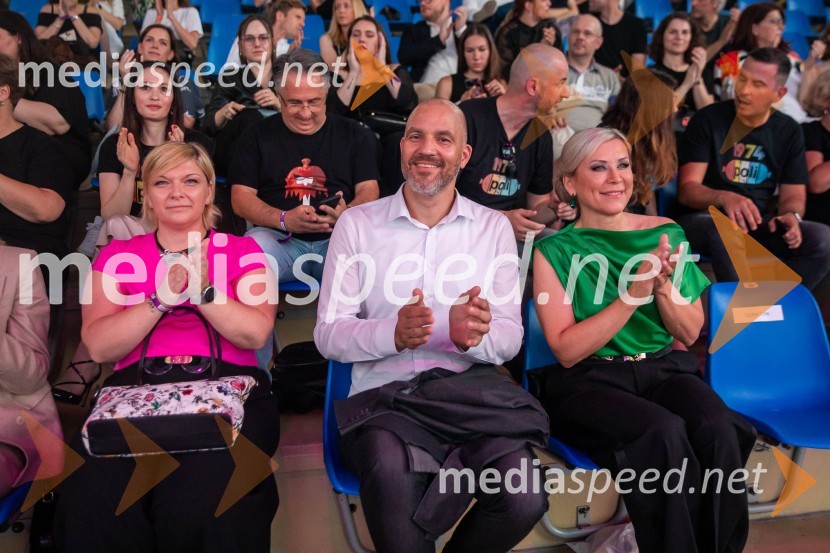  Lucija Medved, Zavarovalnica Sava;  Andrej Krajner, direktor komunikacij, NLB;  Mojca Briščik, glavna izvršni direktorica pri SOZ - Slovenski oglaševalski zbornici in predsednica, festival Golden Drum33. SOF, podelitev nagrad