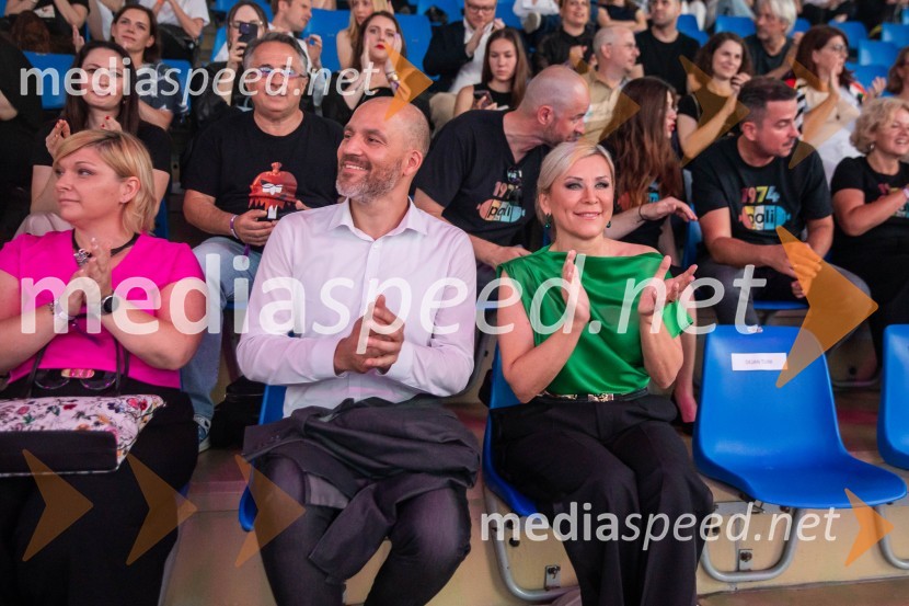  Lucija Medved, Zavarovalnica Sava;  Andrej Krajner, direktor komunikacij, NLB;  Mojca Briščik, direktorica SOZ (Slovenska oglaševalska zbornica)33. SOF, podelitev nagrad