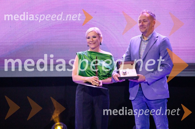  Mojca Briščik, direktorica SOZ (Slovenska oglaševalska zbornica);  Bruno  Sedevčič, Slowatch33. SOF, podelitev nagrad