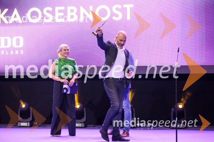  Mojca Briščik, direktorica SOZ (Slovenska oglaševalska zbornica);  Andrej Krajner, direktor komunikacij, NLB33. SOF, podelitev nagrad