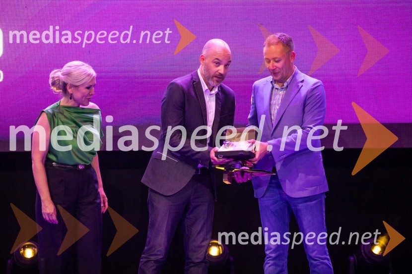 Mojca Briščik, direktorica SOZ (Slovenska oglaševalska zbornica);  Andrej Krajner, direktor komunikacij, NLB;  Bruno  Sedevčič, Slowatch33. SOF, podelitev nagrad