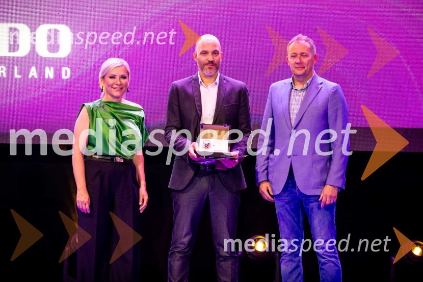  Mojca Briščik, direktorica SOZ (Slovenska oglaševalska zbornica);  Andrej Krajner, direktor komunikacij, NLB;  Bruno  Sedevčič, Slowatch33. SOF, podelitev nagrad