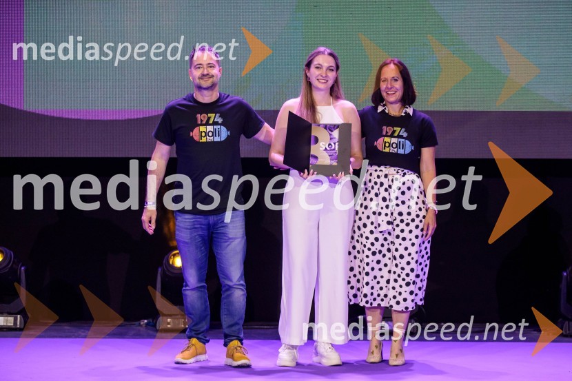  Hrvoje Filipčić, direktor marketinga, Perutnina Ptuj Group;  Katarina Ferk;  Barbara Stopinšek, vodja blagovne znamke Poli v Skupini Perutnina Ptuj33. SOF, podelitev nagrad