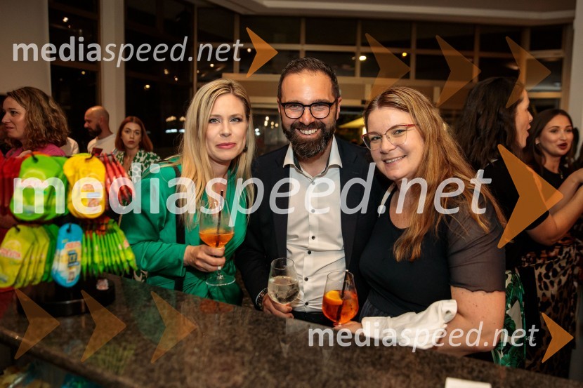  Ines Markovčič, vodja marketinga, Mladina in urednica, Super Znamka;  Boško Praštalo, direktor in ustanovitelj podjetja Sellution;  Lidija Rakuša, direktorica marketinga, Spar Slovenija33. SOF, podelitev nagrad