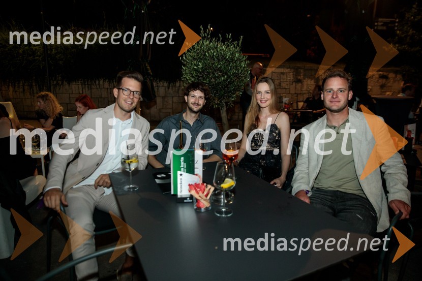  Jakob Cvetko, član protokola;  ... ;  ... ;  Tim  Mastnak, deskar na snegu 33. SOF, podelitev nagrad