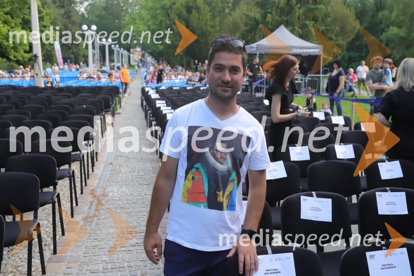  Mitja Špes, FactumeventOperna noč na promenadi Mestnega parka