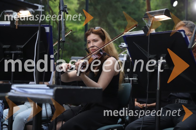 Operna noč na promenadi Mestnega parka