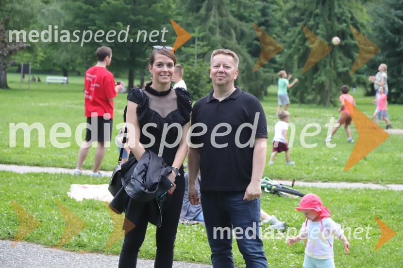  Špela Lešnik, producentka Drame SNG Maribor;  Matjaž Partlič, SNG MariborOperna noč na promenadi Mestnega parka