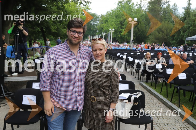 Domen Križaj, operni pevec;  Zsuzsa Budavari Novak, zborovodkinjaOperna noč na promenadi Mestnega parka