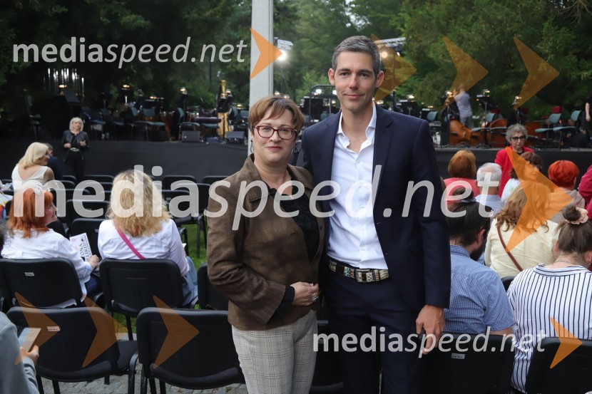  Lidija Divjak Mirnik, nekdanja direktorica ŠD UM in nekdanja poslanka DZ in aktualna mestna svetnica MOM;  Smiljan Škarica, frizerOperna noč na promenadi Mestnega parka