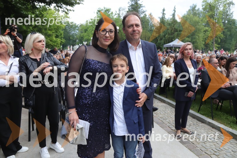  Emilija Stojmenova Duh, ministrica za digitalno preobrazbo;  Martin Duh; dr. Andrej DuhOperna noč na promenadi Mestnega parka