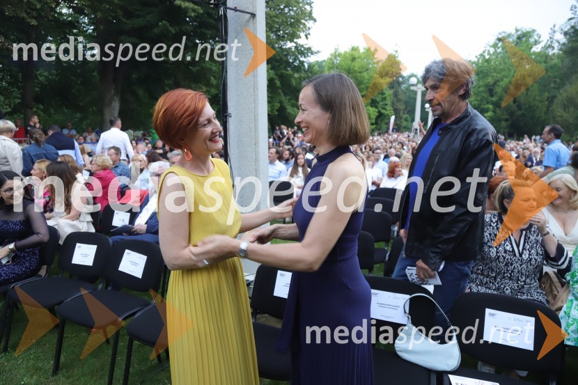 dr. Asta Vrečko, ministrica za kulturo; dr. Eva Boštjančič, vodja odelka za psihologijo dela in organizacije, Filozofska fakulteta v LjubljaniOperna noč na promenadi Mestnega parka