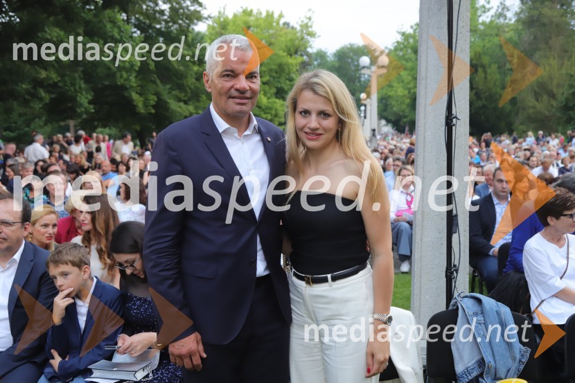  Saša Arsenovič, župan občine Maribor, podjetnik;  Katja Arsenovič, direktorica Rožmarin Hospitality GroupOperna noč na promenadi Mestnega parka