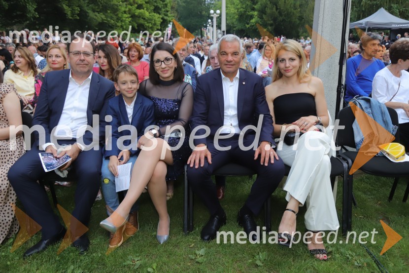 dr. Andrej Duh;  Martin Duh;  Emilija Stojmenova Duh, ministrica za digitalno preobrazbo;  Aleksander Saša Arsenovič, župan, Mestna občina Maribor;  Katja Arsenovič, direktorica Rožmarin Hospitality GroupOperna noč na promenadi Mestnega parka