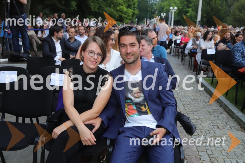  Alenka Špes, upraviteljica ključnih poslov v podjetju A1;  Mitja Špes, FactumeventOperna noč na promenadi Mestnega parka