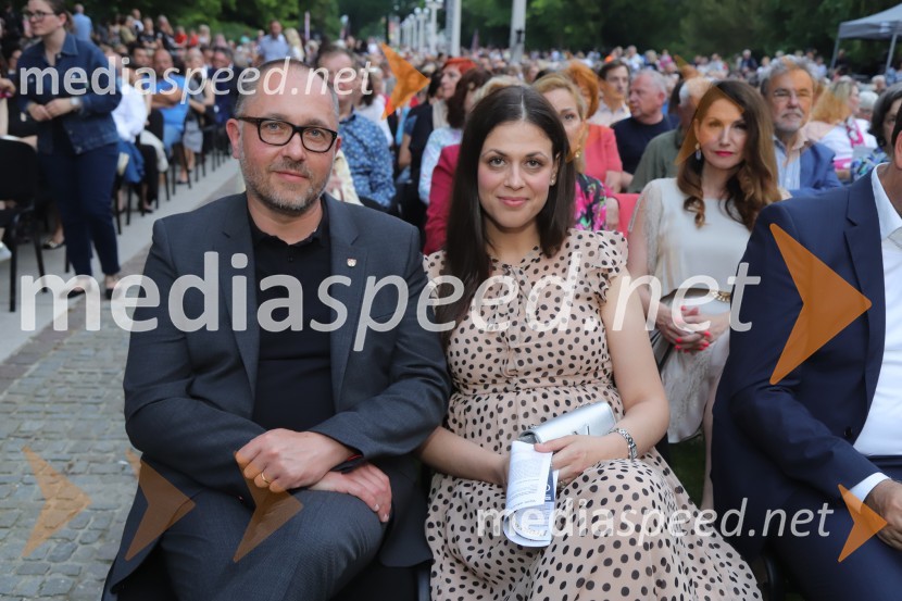  Gregor Reichenberg,  podžupan MOM za področje arhitekture in prostora;  Emina  KorenOperna noč na promenadi Mestnega parka