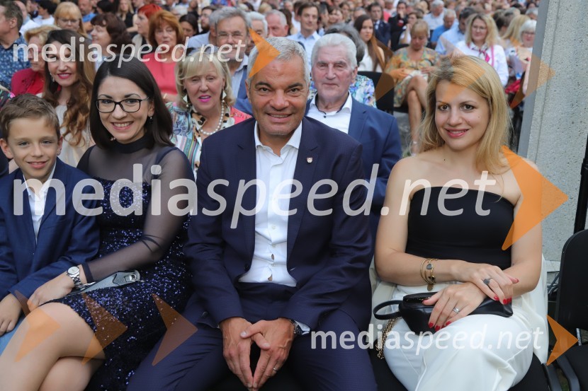  Martin Duh;  Emilija Stojmenova Duh, ministrica za digitalno preobrazbo;  Aleksander Saša Arsenovič, župan, Mestna občina Maribor;  Katja Arsenovič, direktorica Rožmarin Hospitality GroupOperna noč na promenadi Mestnega parka