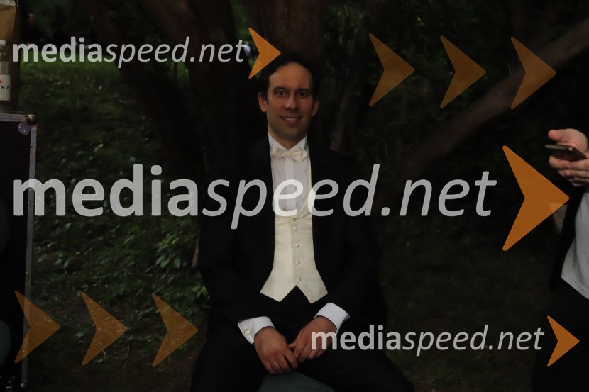  Simon Krečič, umetniški direktor Opere SNG MariborOperna noč na promenadi Mestnega parka