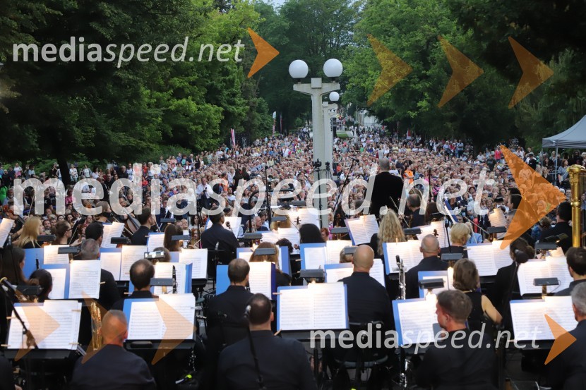 Operna noč na promenadi Mestnega parka