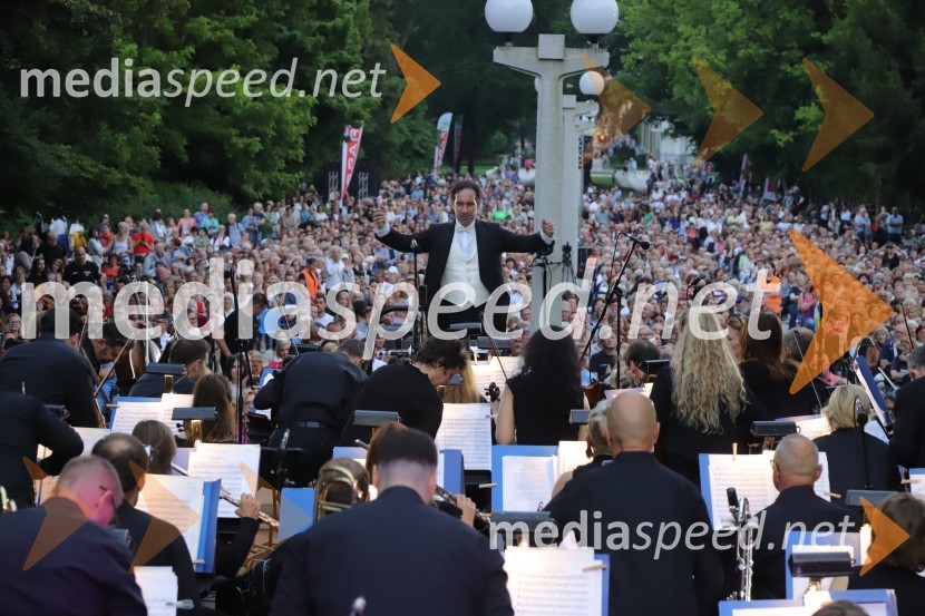  Simon Krečič, umetniški direktor Opere SNG MariborOperna noč na promenadi Mestnega parka