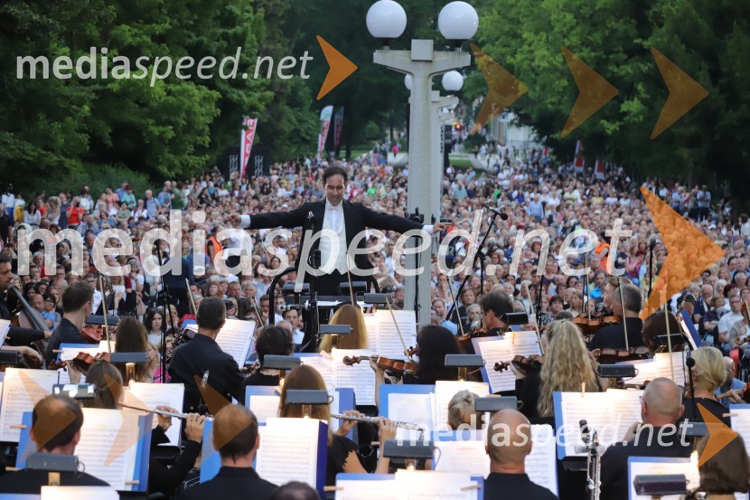  Simon Krečič, umetniški direktor Opere SNG MariborOperna noč na promenadi Mestnega parka
