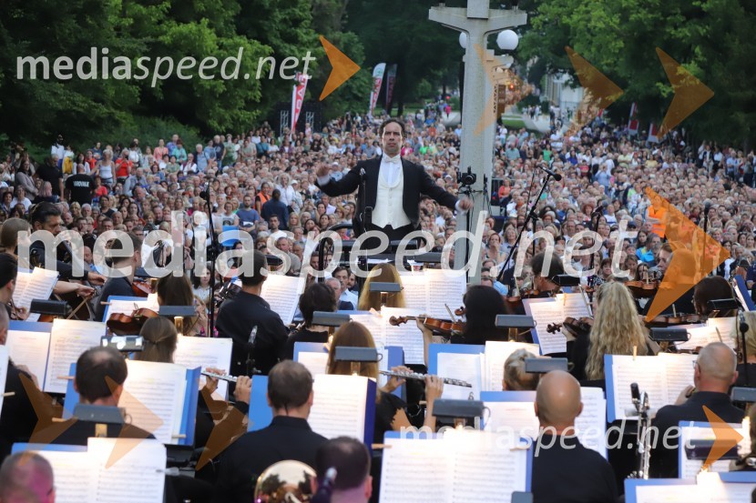 Simon Krečič, umetniški direktor Opere SNG MariborOperna noč na promenadi Mestnega parka