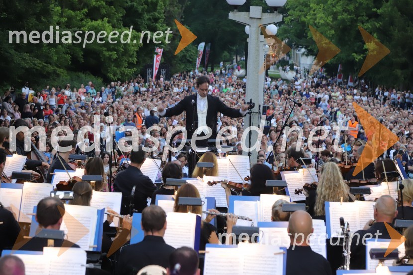  Simon Krečič, umetniški direktor Opere SNG MariborOperna noč na promenadi Mestnega parka