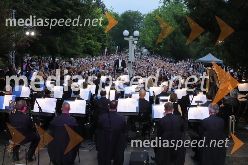 Operna noč na promenadi Mestnega parka