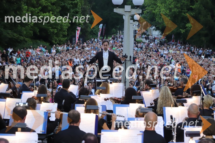  Simon Krečič, umetniški direktor Opere SNG MariborOperna noč na promenadi Mestnega parka
