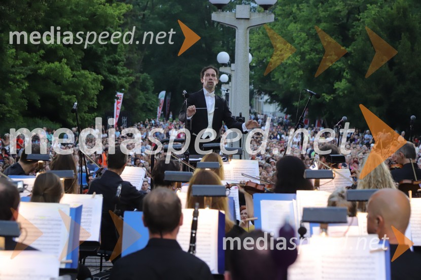  Simon Krečič, umetniški direktor Opere SNG MariborOperna noč na promenadi Mestnega parka