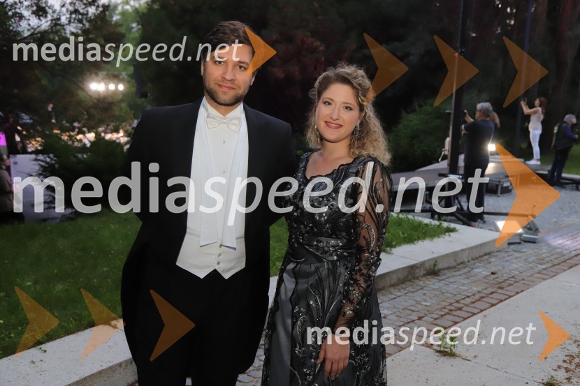  Domen Križaj, operni pevec;  Darija Auguštan, sopranistkaOperna noč na promenadi Mestnega parka