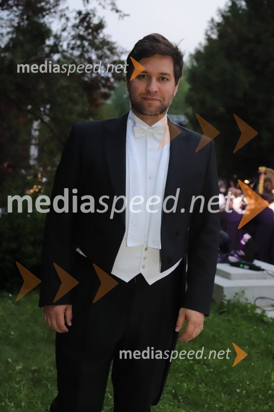  Domen Križaj, operni pevecOperna noč na promenadi Mestnega parka