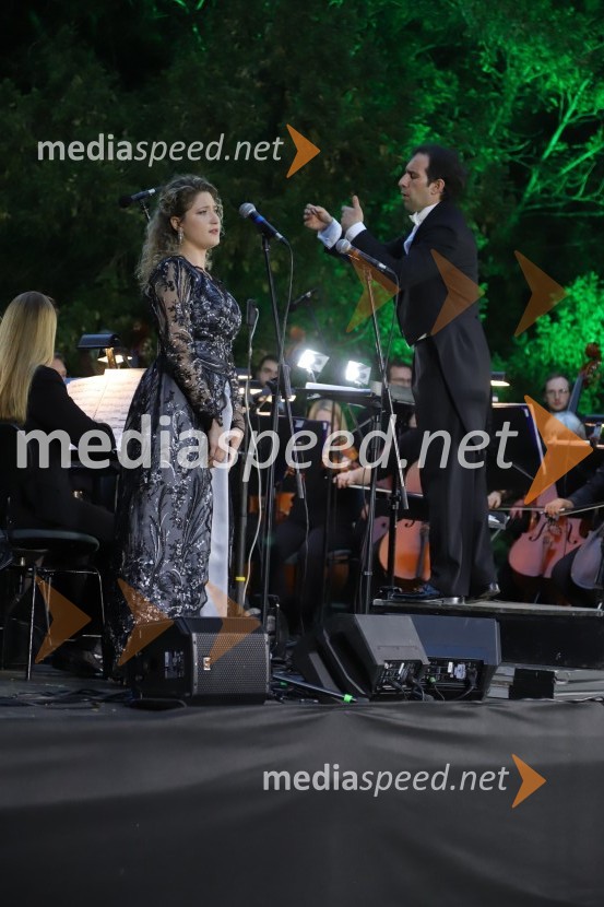  Darija Auguštan, sopranistka;  Simon Krečič, umetniški direktor Opere SNG MariborOperna noč na promenadi Mestnega parka