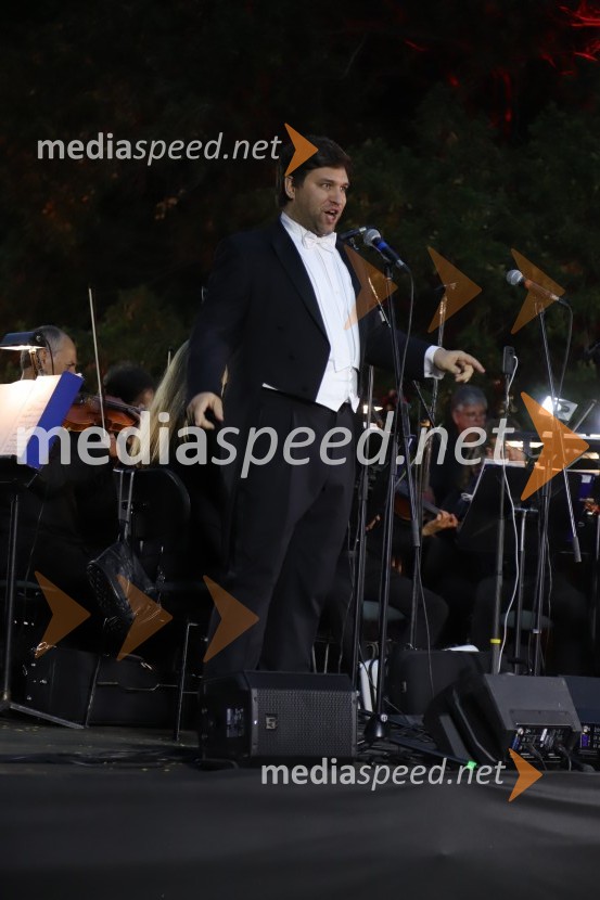  Domen Križaj, operni pevecOperna noč na promenadi Mestnega parka