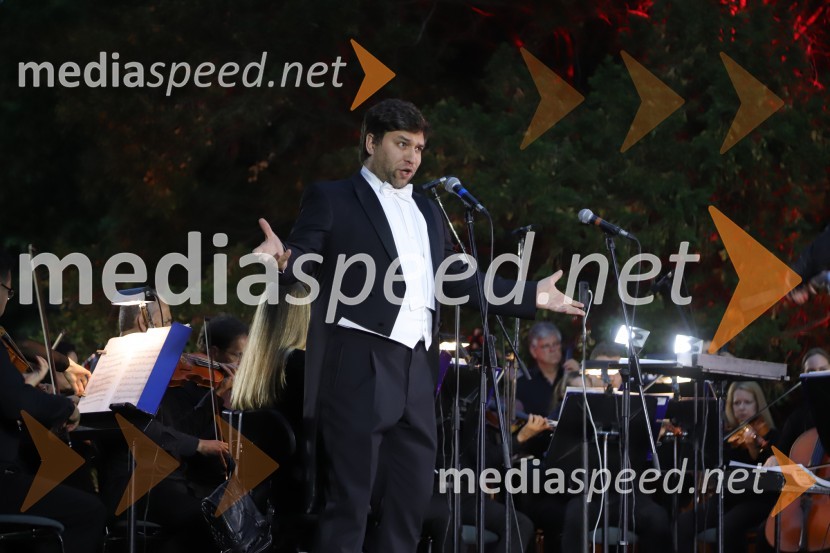  Domen Križaj, operni pevecOperna noč na promenadi Mestnega parka