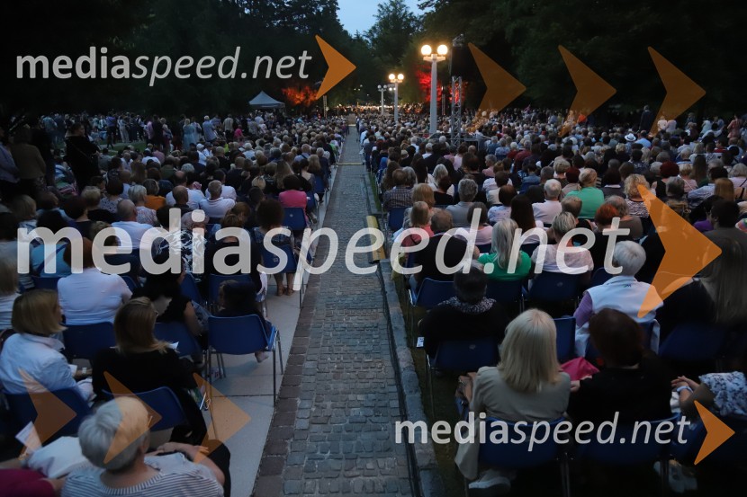 Operna noč na promenadi Mestnega parka