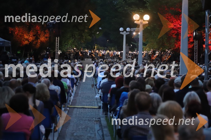 Operna noč na promenadi Mestnega parka