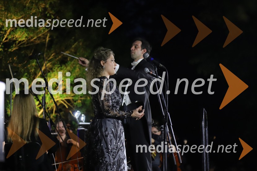  Darija Auguštan, sopranistka;  Simon Krečič, umetniški direktor Opere SNG MariborOperna noč na promenadi Mestnega parka