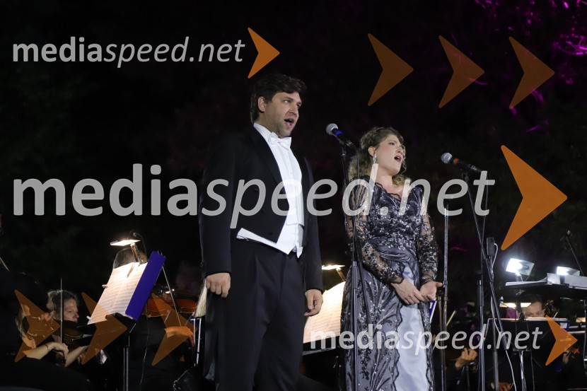  Domen Križaj, operni pevec;  Darija Auguštan, sopranistkaOperna noč na promenadi Mestnega parka