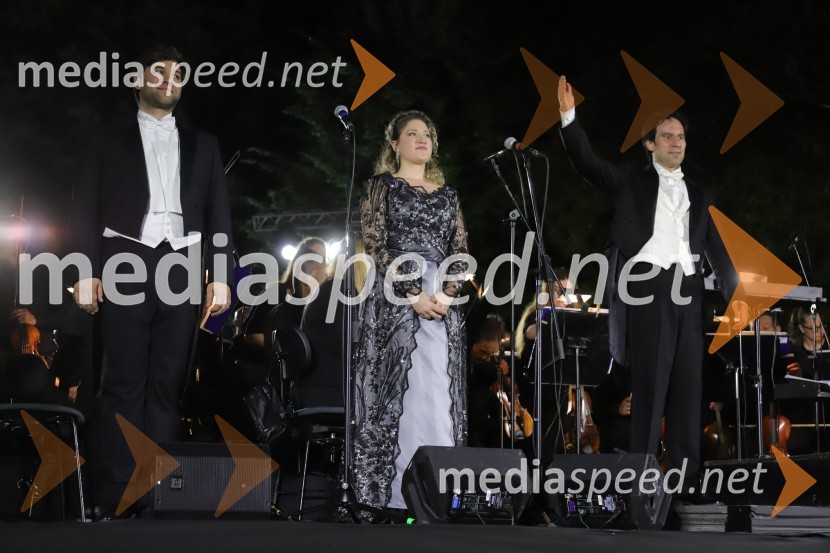  Darija Auguštan, sopranistka;  Darija Auguštan, sopranistka;  Simon Krečič, umetniški direktor Opere SNG MariborOperna noč na promenadi Mestnega parka