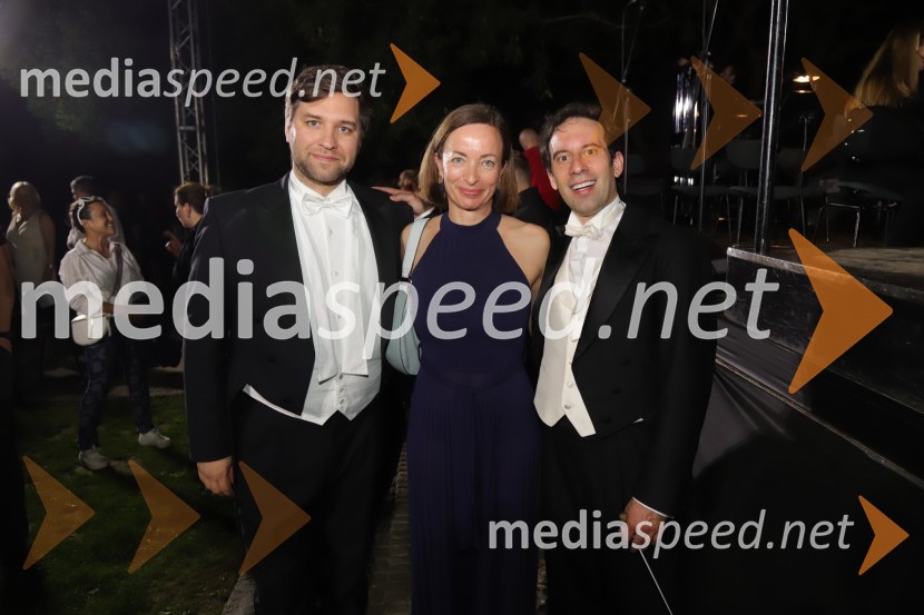  Domen Križaj, operni pevec; dr. Eva Boštjančič, vodja odelka za psihologijo dela in organizacije, Filozofska fakulteta v Ljubljani;  Simon Krečič, umetniški direktor Opere SNG MariborOperna noč na promenadi Mestnega parka