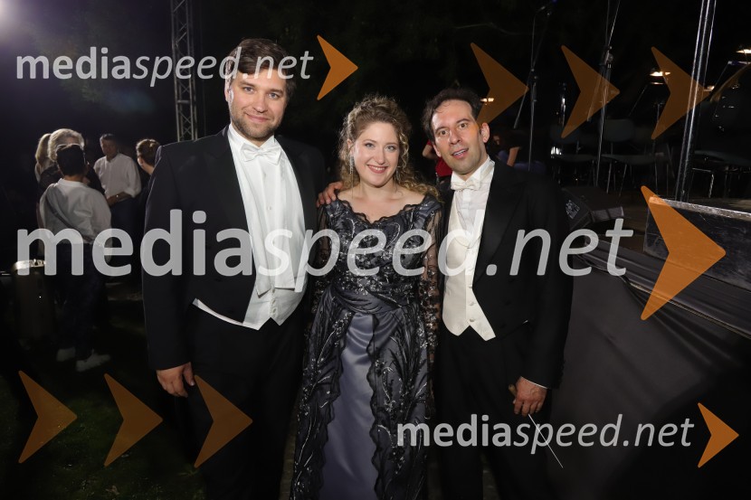  Domen Križaj, operni pevec;  Darija Auguštan, sopranistka;  Simon Krečič, umetniški direktor Opere SNG MariborOperna noč na promenadi Mestnega parka