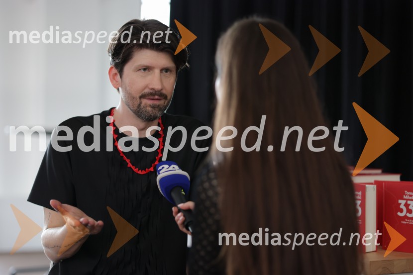  Tomaž Mihelič - Marlenna, član skupine SestrePredstavitev knjige: 33, avtorja Tomaža Miheliča