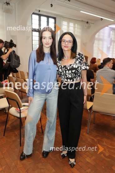  Lana Krizmanič;  Anita KrizmaničPredstavitev knjige: 33, avtorja Tomaža Miheliča