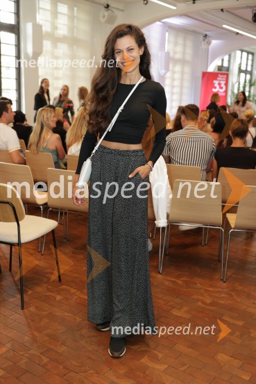  Natasha Naneva, manekenkaPredstavitev knjige: 33, avtorja Tomaža Miheliča