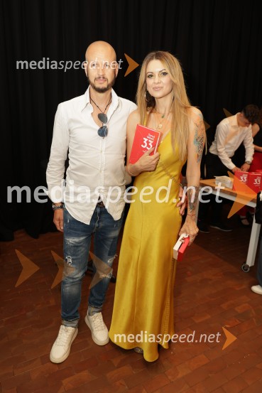  Dejan Kontrec, generalni sekretar, Hokejska zveza Slovenije;  Nina Osenar Kontrec, pevka, voditeljica, modelPredstavitev knjige: 33, avtorja Tomaža Miheliča