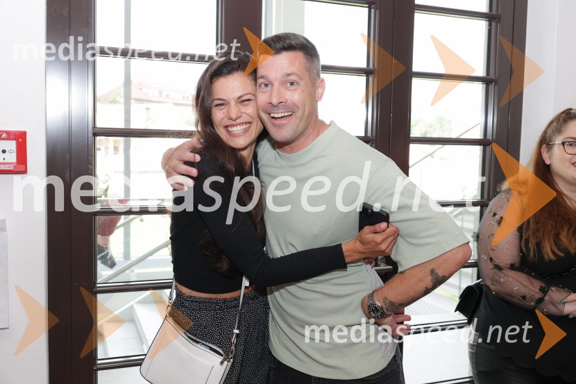  Natasha Naneva, manekenka;  Klemen Bučan, radijski voditelj, stand-up komik, DJPredstavitev knjige: 33, avtorja Tomaža Miheliča