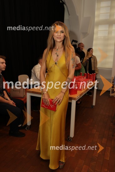  Nina Osenar Kontrec, pevka, voditeljica, modelPredstavitev knjige: 33, avtorja Tomaža Miheliča